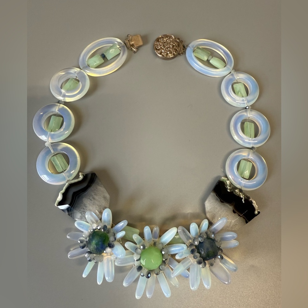 Blue moonstone flower necklace - Picture 4 of 9